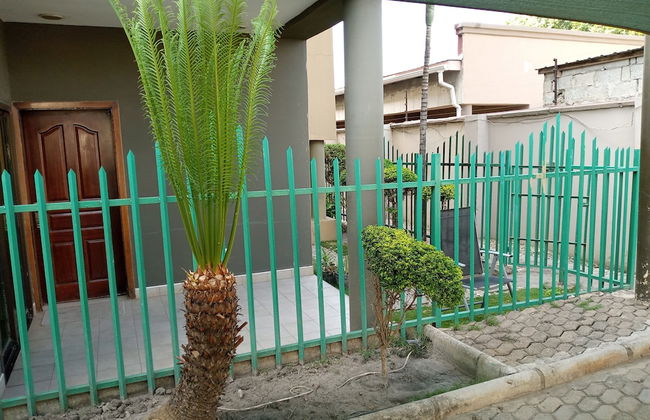 Executive Fully Furnished Apartment Close to Amenities - Photo 9