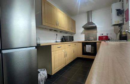 3-Bed Family Home in Furzton, Near Lake & Parking - Photo 11