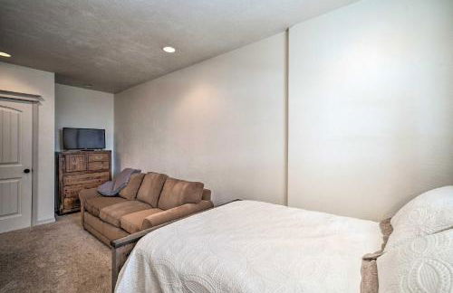 Updated Townhome with Hot Tub - Walk to Downtown! - Foto 15