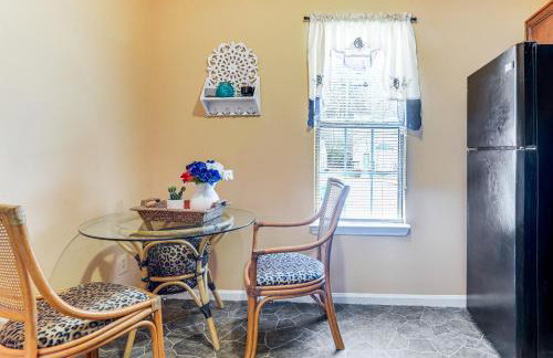 8 Mi to Stone Mountain: Quiet Getaway w/ Deck - Foto 6