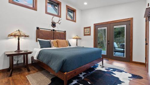 Mountain Cabin with Hot Tub, Scenic Views, Fire Pit, by Forest & Peak Retreats - Photo 4, Other