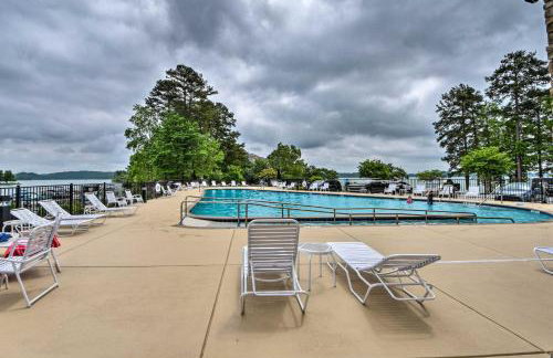 Resort-Style Condo with Balcony on Lake Keowee - Foto 31