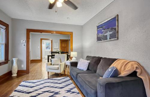 Roomy 4BR by Drake Sleeps 13 HUGE yard - Foto 17