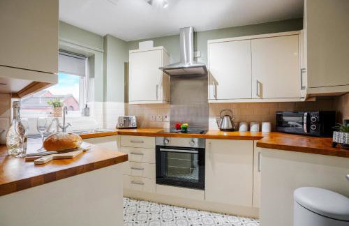 Cozy Waterfront Apartment - Free Parking & Wi-Fi - Photo 15