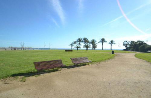 Piso delante de la playa La Pineda con 2 habitaciones - Photo 18