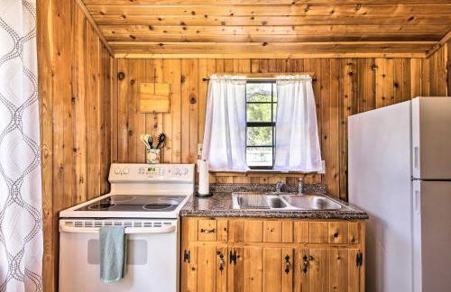 Couples Cabin with Luxury Deck, 1 Mi to Canyon Lake! - Foto 7
