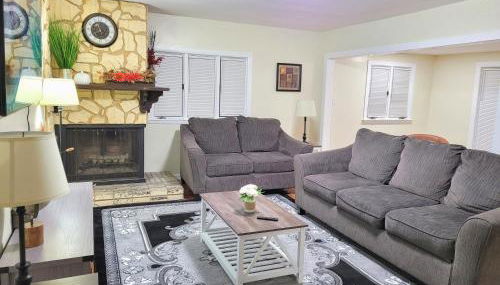 Nice big house with parking, king bed, yard - Photo 2