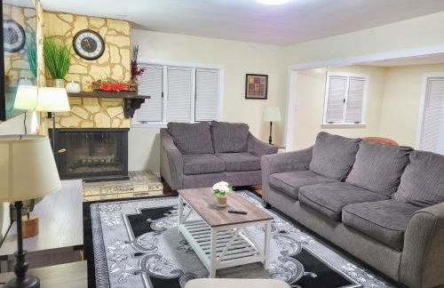 Nice big house with parking, king bed, yard - Foto 2