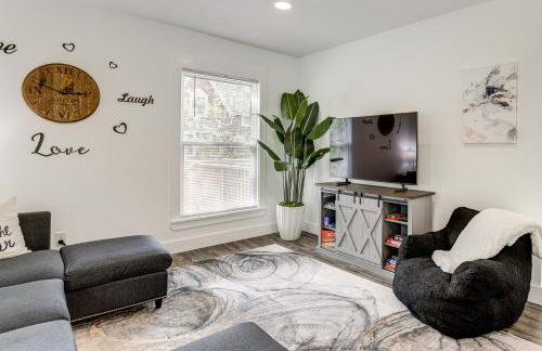 Walk to Downtown and Seneca Lake Updated Retreat! - Foto 4