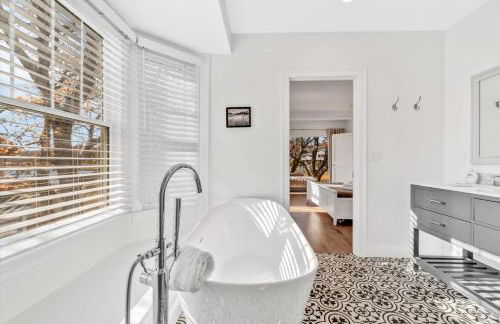 Waterfront Retreat with Private Dock and Fire Pit, Sleeps 8, Outdoor Dining, Spa-Style Primary, Gourmet Kitchen with Dual Dishwashers, Gas Fireplace, River Views, Bright Open Layout, Central AC, Perfect Coastal Escape for Families, 24 Hr Hospitality - Foto 9