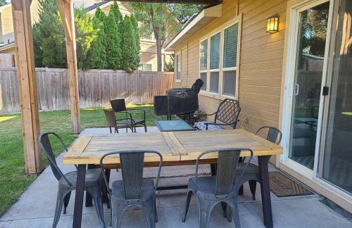 Prime Location The Village Green Room Desk - Foto 10