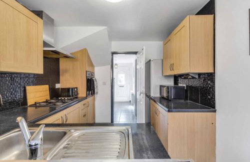 Group-Friendly 4-BR Home with Space & Comfort - Foto 29