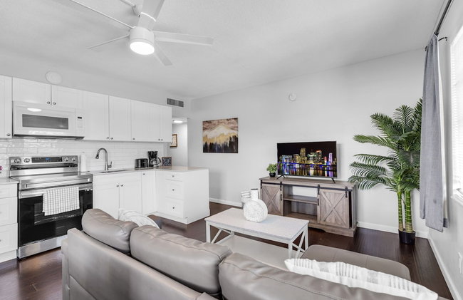 Bayview Regency Apartments By Lowkl - Photo 111