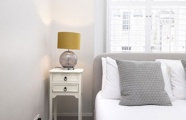 JOIVY Iconic Cockburn Street 4 Bedroom Apartment: Heart of Old Town - Foto 45