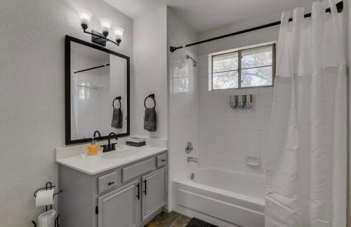 The Prestige Poolside Escape - 5BR with Cinema & Gaming - Foto 25