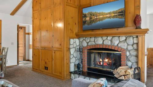 Cozy 3BR Dog-Friendly Cabin- Level 2 EV Chgr - Photo 2