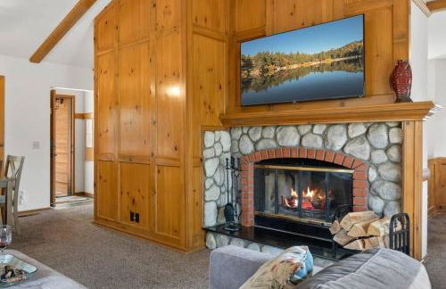 Cozy 3BR Dog-Friendly Cabin- Level 2 EV Chgr - Photo 2