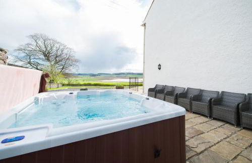 Balmeadowside Farmhouse with Hot Tub - Foto 12