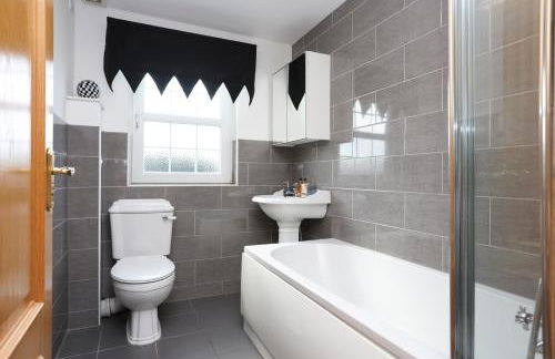 JOIVY Greenknowes Farmhouse with Hot Tub and Bar - Photo 24