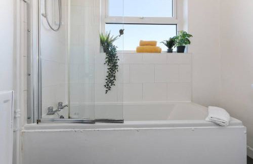 Prime Location Stylish 4-Bed House near Trent Br - Foto 13