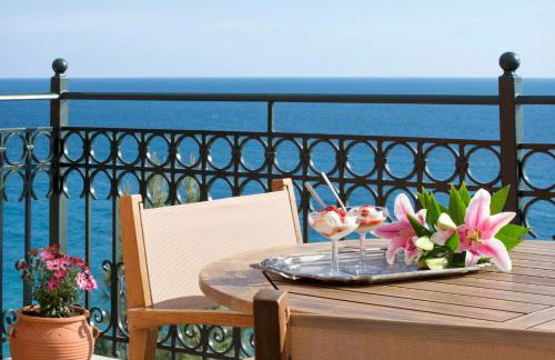 Avra Private Suites - Photo 28