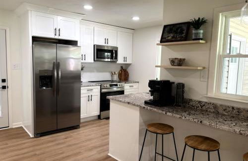 Modern 3 bedroom home downtown Forest city outstanding backyard, pet friendly - Foto 26