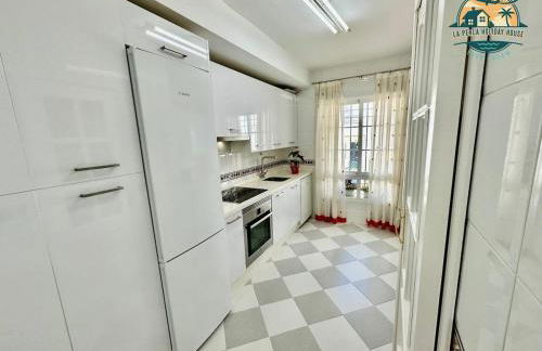 Seafront Townhouse with Stunning Mediterranean Views, community pool - Foto 15