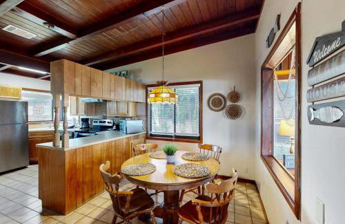 Classic Lakefront Cottage with Private Dock, Lovely Lake View, Backyard & WiFi - Foto 8