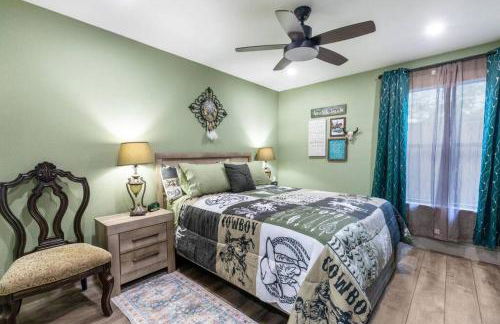 Stockyards 5 mins!-New!-Sleeps 8. Cowboy Bungalow - Foto 10