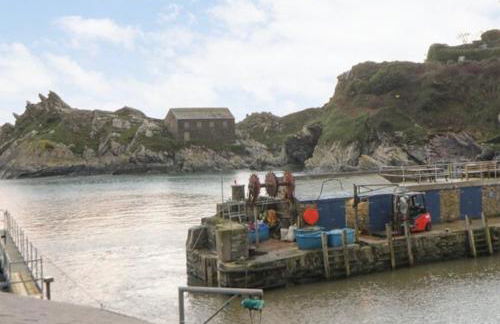 SPINDRIFT is A Beautiful Newly Refurbished THREE BEDROOM Private Family House located on the OLD HARBOUR and the COASTAL PATH in the Heart of Beautiful POLPERRO - Foto 23