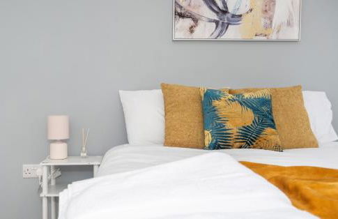 Beautiful Orpington Home w Pool Table and Driveway - Photo 19