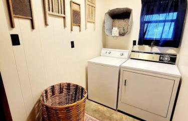 TJs Escape Landmark Oak Tree 1mile2river - Foto 28