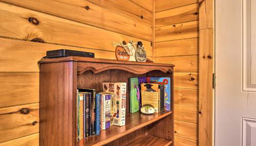 Rural Cabin Hideaway with Fire Pit and Mtn Views! - Foto 3