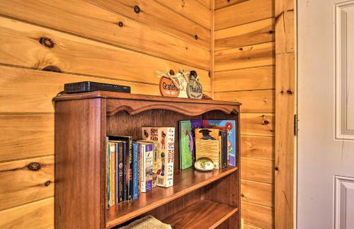 Rural Cabin Hideaway with Fire Pit and Mtn Views! - Foto 3