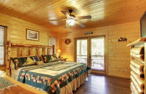 Astounding River View - Outdoor Hot Tub, Volleyball Net, Game Room + More! - Foto 21