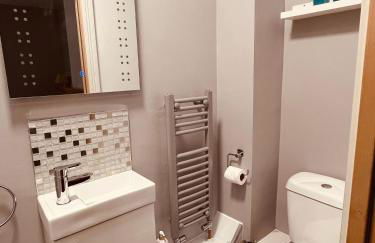 Spacious 5 Bedroom Home in Central Kidderminster with Private Parking and Electric Vehicle Facilities, Easy Access to Birmingham and Nearby Towns - Foto 30