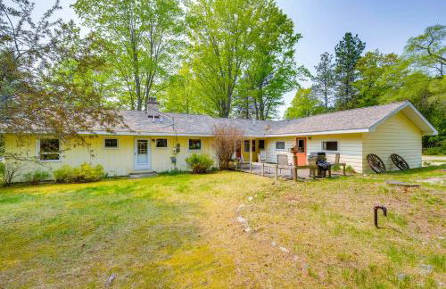 Waterfront Torch Lake Cottage with Dock and Fire Pit! - Foto 30