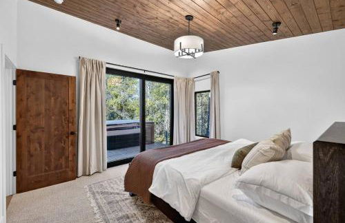 The Luxe House | Upscale Cabin w/ Hot Tub & Fire Pit! - Foto 59