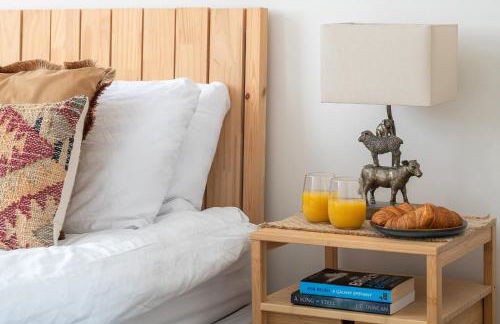 Charming 2 Bedroom Apartment in a Converted Chapel - Free Parking, Smart TV, Fast WiFi and Self-Check-In by Yoko Property - Foto 8