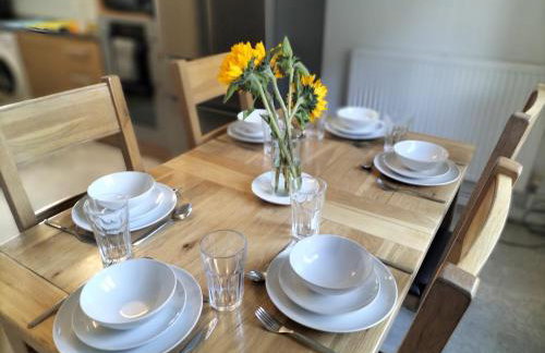 Leeson House in Harborne, Birmingham near Botanical Gardens, Queen Elizabeth Hospital, Birmingham University, Utilita Arena, Edgbaston Cricket Ground, Cadbury World and the Midland Art Centre, with free parking - Photo 35