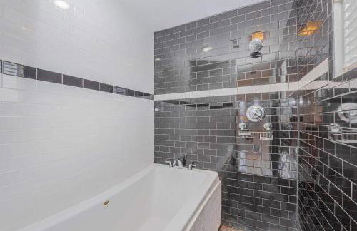 Rhythm & Rest Group Stay with Grill & Cozy Fireplace - Foto 15