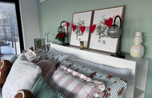 Little Woodlands Chalet with Private Garden & Hot Tub - Foto 19