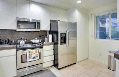 Serene Irvine Retreat with Heated Pool Access! - Foto 10