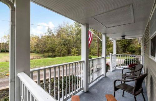 Updated 3bd Cottage on Bike Trail w/ River access! - Foto 1