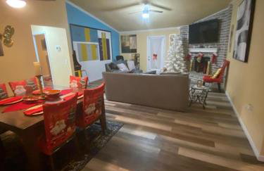 Modern Comfort Near Military Bases & Shopping – Walk to Parks & Lakes! - Foto 3