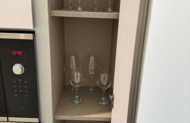 Three-bedroom modern family home by the pond with free parking - Photo 27