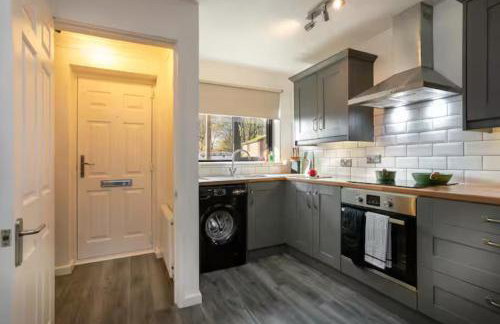 Stylish 2-Bed Home in Nottingham WiFi - Pass the Keys - Photo 15