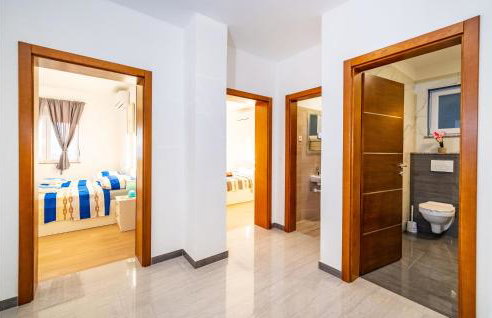 Awesome Home In Modric - Photo 31