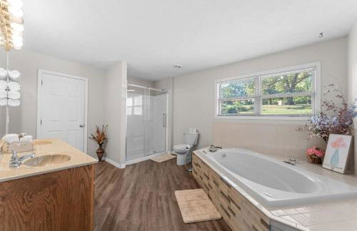 Lakefront Retreat with Deck Movie Room and Yard - Foto 44