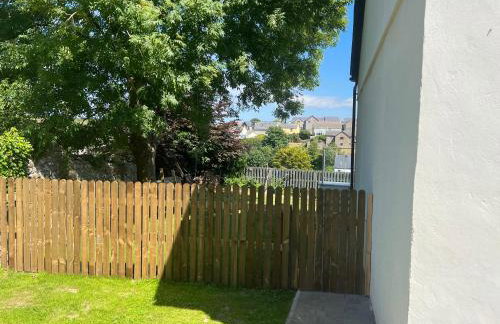 Orchard Lodge-Coastal Retreat, newly built hideaway with village views and private terrace - Foto 40